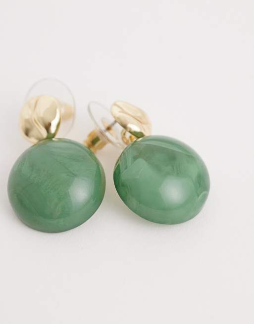 DesignB London - Orecchini pendenti con pietra in resina verde e oro, 4 di 4