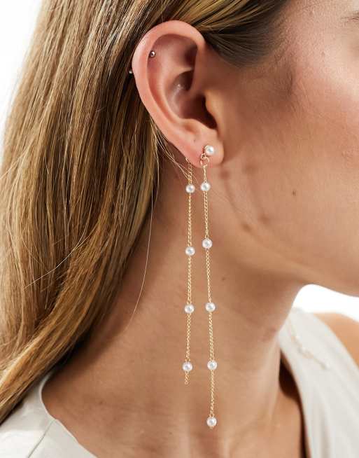 DesignB London - Orecchini pendenti lunghi color oro con perle 