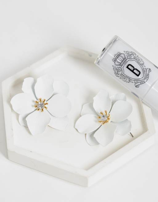 DesignB London – Örhängen med vita blommor, 2 av 4