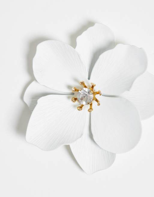 DesignB London – Örhängen med vita blommor, 4 av 4