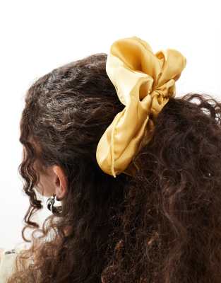 DesignB London - Oversize-Scrunchie-Haargummi aus Satin in Buttergelb