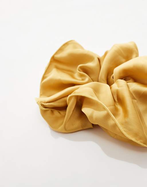 DesignB London – Oversize-Scrunchie-Haargummi aus Satin in Buttergelb , 2 von 4