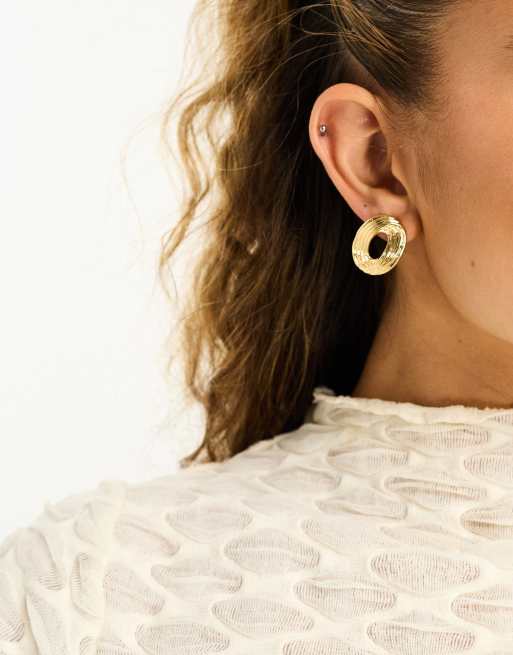 DesignB London - Oversized og guldfarvede 80'er-øreringe med snoet design , 4 af 4