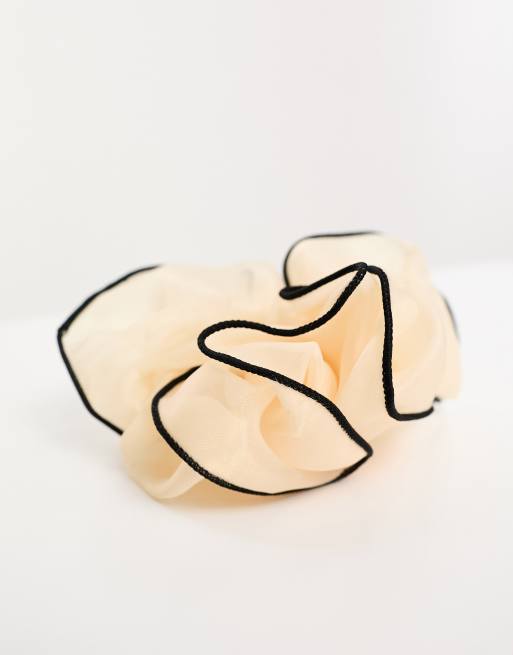 DesignB London - Oversized scrunchie med sømdetaljer i råhvid organza, 2 af 4