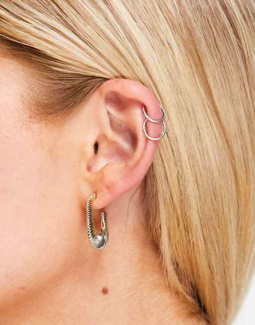 DesignB London – Owalne kolczyki-koła w odcieniu złota z prążkowaną teksturą