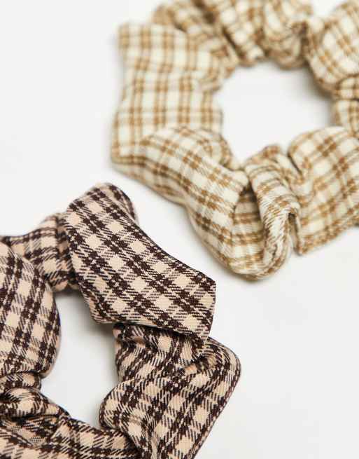 DesignB London pack of 2 hair scrunchies in neutral gingham, 2 of 3