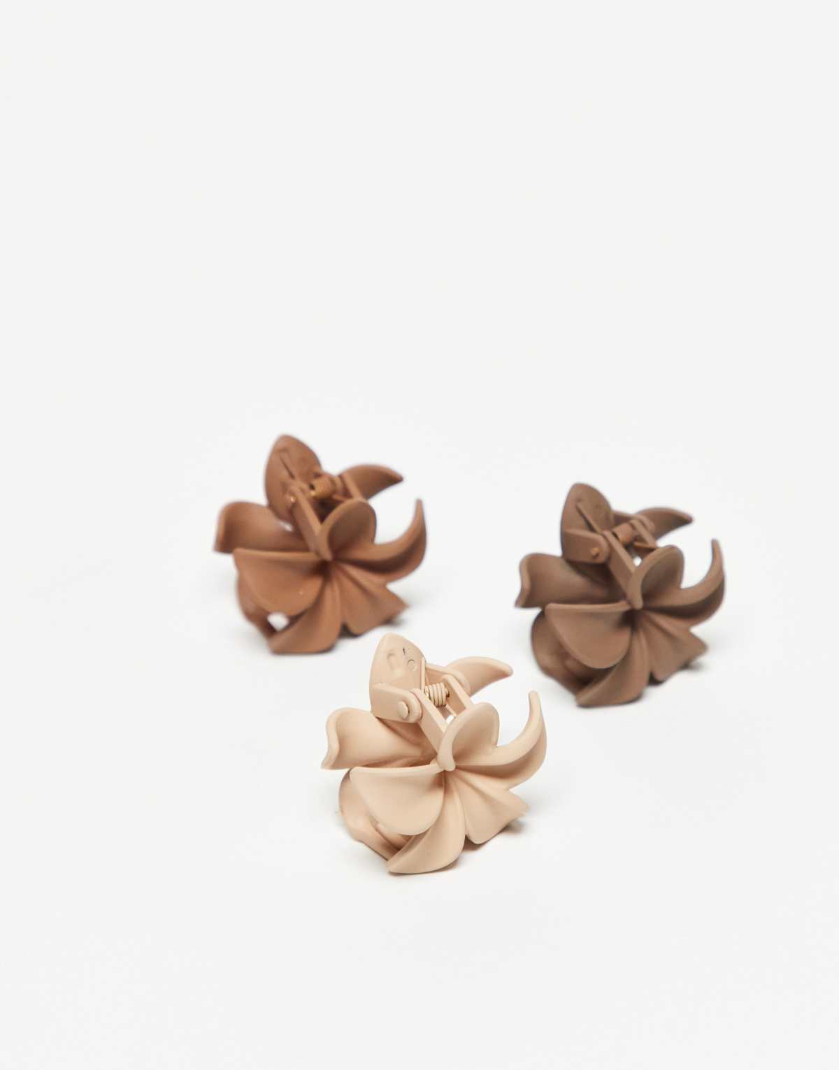 DesignB London pack of 3 small flower hair claw clips in matte neutral