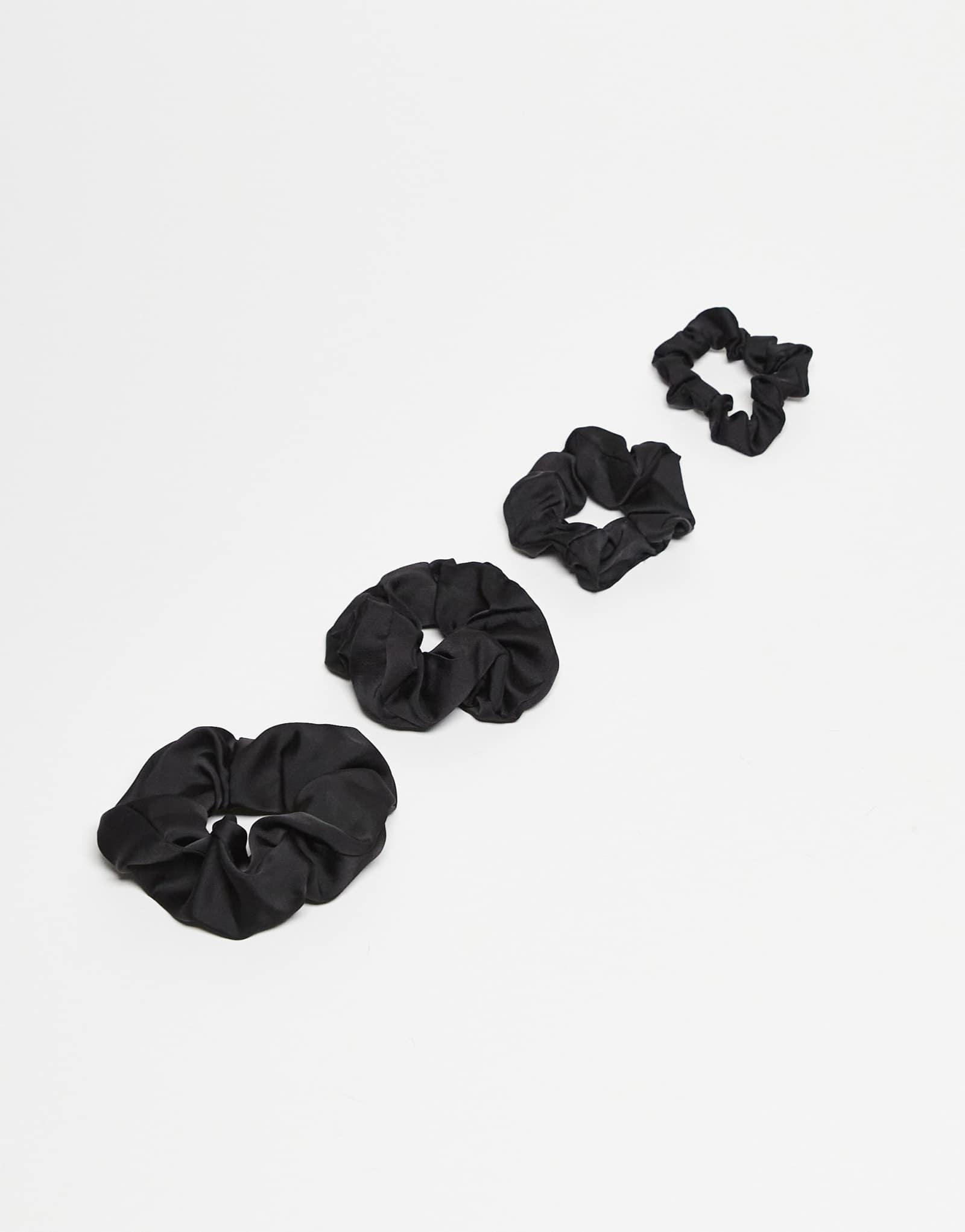 Дизайнерская лондонская упаковка из 4 атласных резинок для волос черного цвета