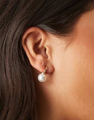 DesignB London DesignB London pearl huggie hoop earrings in gold