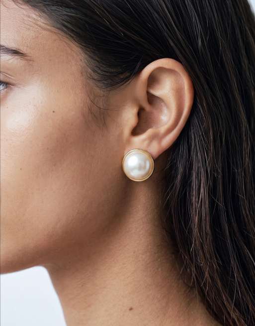 DesignB London pearl stud earrings in gold, 2 of 5