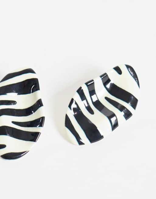 DesignB London pendientes de botón esmaltados con estampado de cebra, 4 de 5
