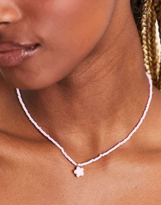 DesignB London – Perlenhalskette in Rosa mit Blumen-Anhänger 