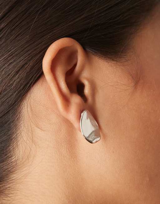 DesignB London - Platte druppelvormige oorbellen in zilver, 2 van 3
