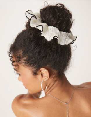 plisse contrast tipping scrunchie in white
