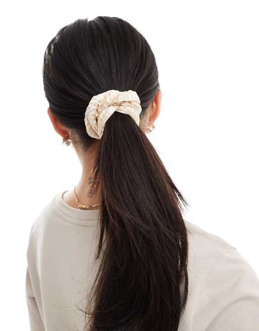 DesignB London - Plissé haarscrunchie in crème 