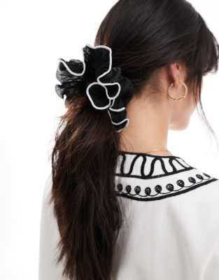  DesignB London plisse ruffle hair scrunchie with contrast piping in black  