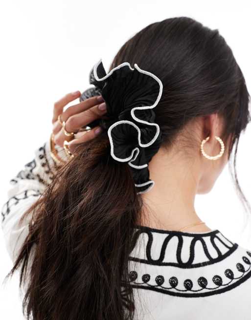 DesignB London - Plisseret scrunchie med flæser og kontrasterende kanter i sort  , 2 af 4