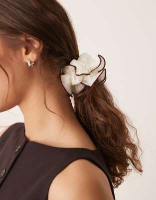 DesignB London - Plissierter Scrunchie-Haargummi in Creme mit Einfassung in Burgunderrot-Weiß