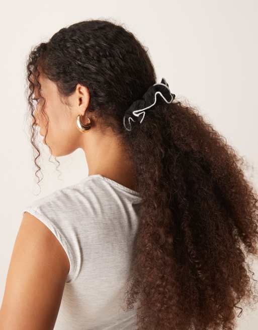 DesignB London – Plissierter Scrunchie-Haargummi in Schwarz mit Kontraststreifen, 2 von 3