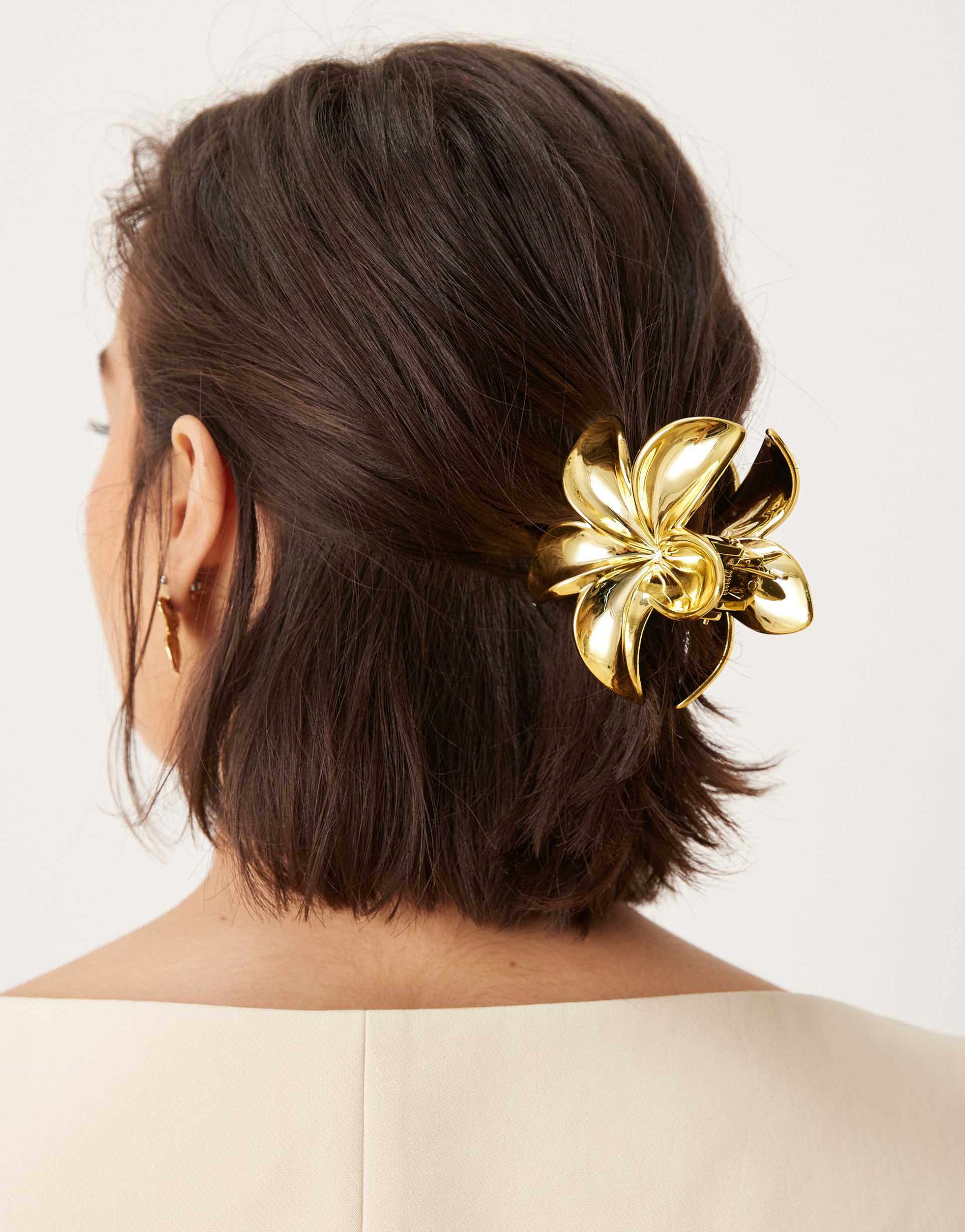 designb london plumeria metallic hair claw in gold tone
