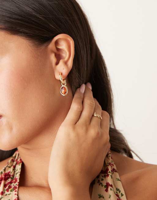 DesignB London resin set stone huggie hoop earrings in amber and gold tone