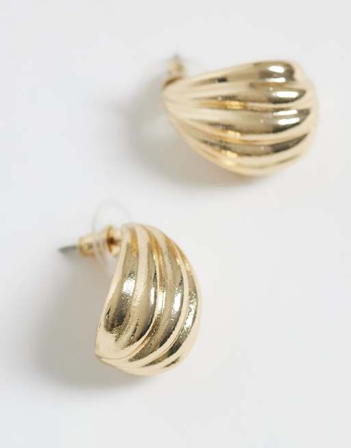 DesignB London ridged teardrop stud earringsin gold, 4 of 5