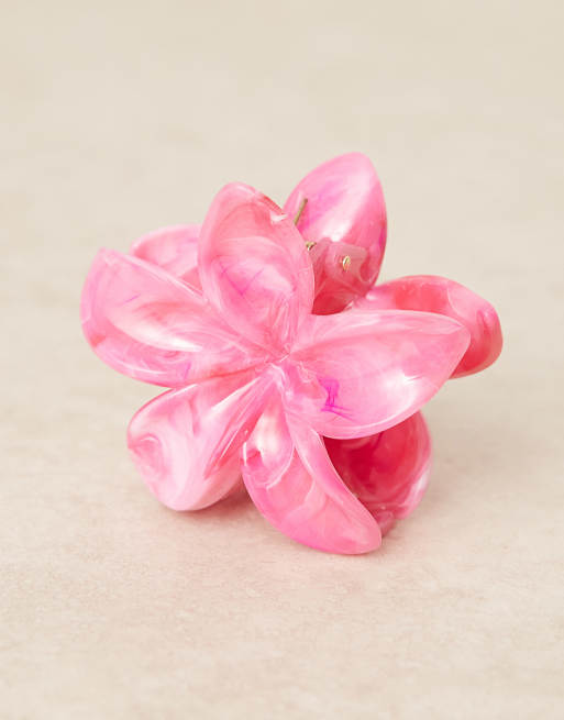 DesignB London – Rosa, marmormönstrad hårklämma med hawaiiblomma, 2 av 4