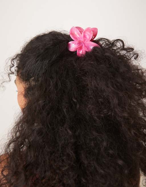 DesignB London – Rosa, marmormönstrad hårklämma med hawaiiblomma, 4 av 4