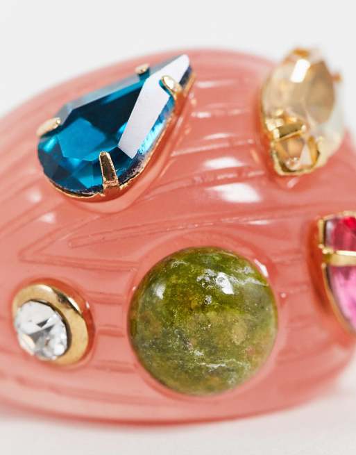 DesignB London – Rosa ring i strukturerad harts med kristallutsmyckning, 3 av 4