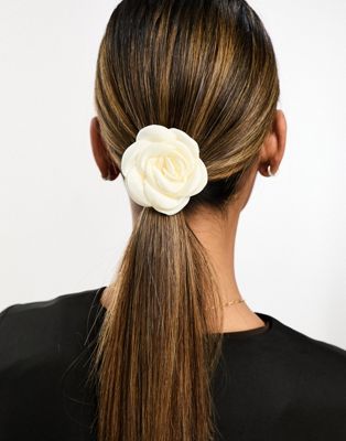 DesignB London rose corsage hair tie in white