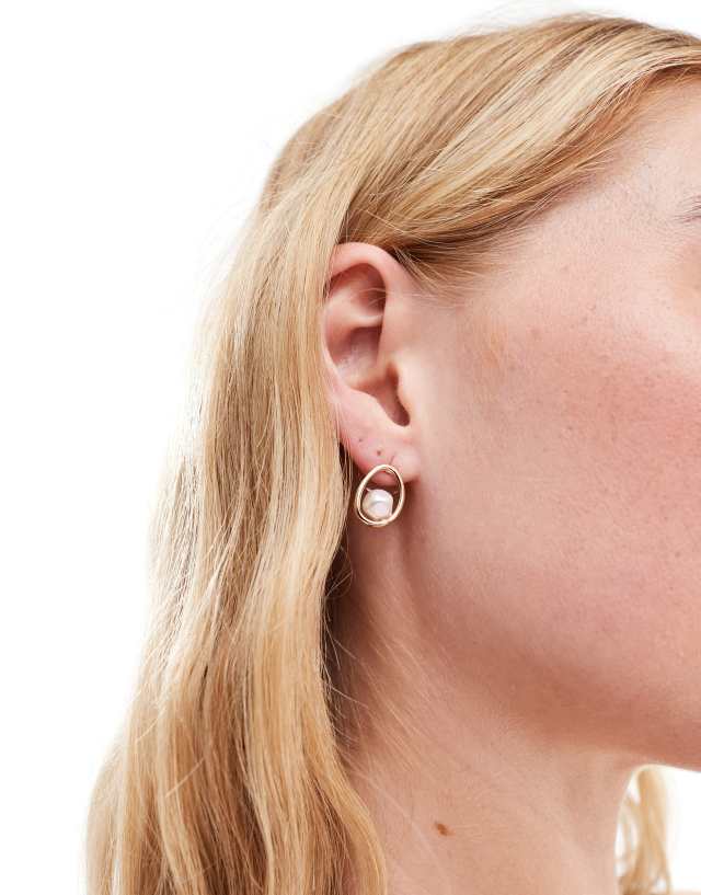 DesignB London - round stud earrings with pearl in gold