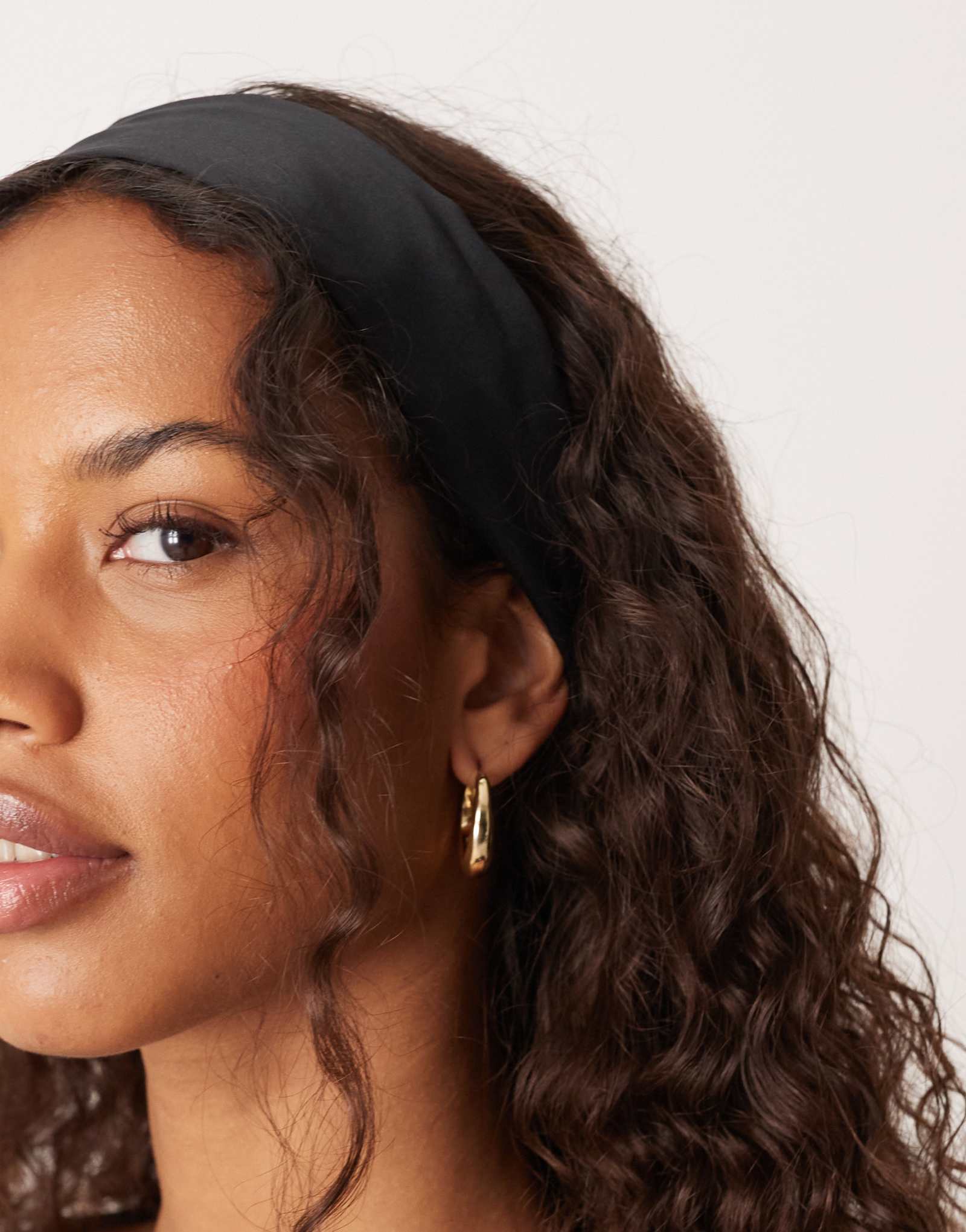 Атласная повязка на голову DesignB London черного цвета