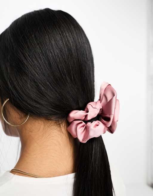 DesignB London – Satin-Scrunchie in Rosa mit Rosenansteckblume, 3 von 4