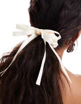 DesignB London - Scrunchie-Haargummi aus cremeweißem Satin mit Schleife