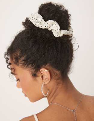 DesignB London - Scrunchie-Haargummi aus Satin in gepunktetem Weiß