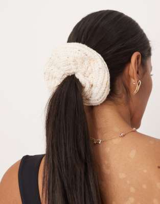 DesignB London - Scrunchie-Haargummi aus Strickstoff in Creme-Weiß