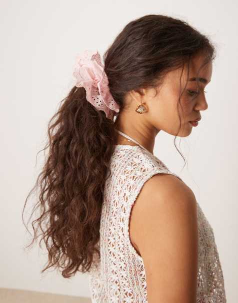 DesignB London – Scrunchie-Haargummi in Blassrosa mit Lochstickerei - view 1