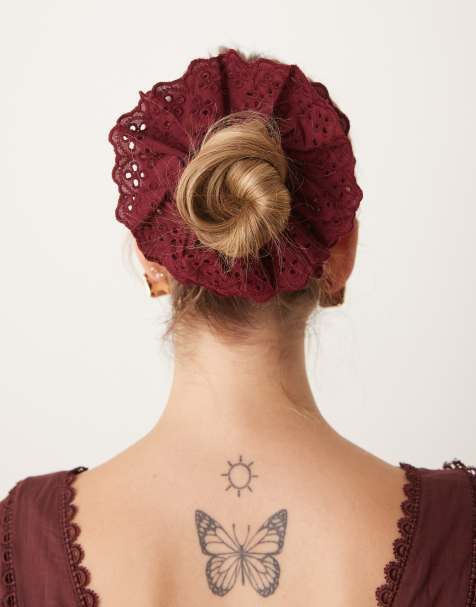 DesignB London – Scrunchie-Haargummi in Burgunderrot mit Lochstickerei - view 1