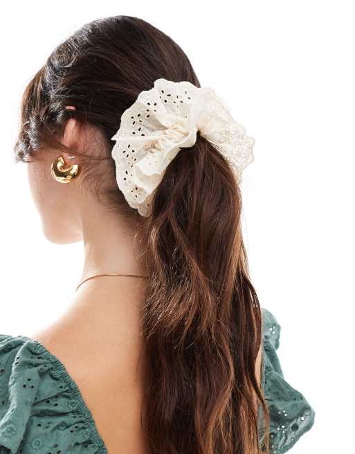 DesignB London – Scrunchie-Haargummi in Cremeweiß mit Lochstickerei 