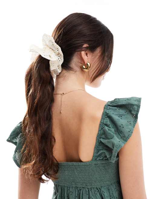 DesignB London – Scrunchie-Haargummi in Cremeweiß mit Lochstickerei , 3 von 4