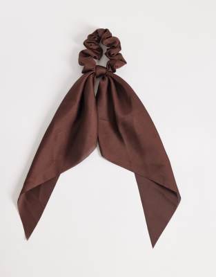 DesignB London - Scrunchie-Haargummi in Dunkelbraun mit Schaldetail-Brown