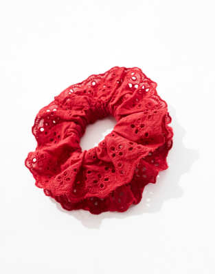 DesignB London - Scrunchie-Haargummi in Rot mit Lochstickerei