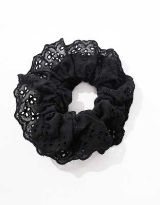 DesignB London - Scrunchie-Haargummi in Schwarz mit Lochstickerei