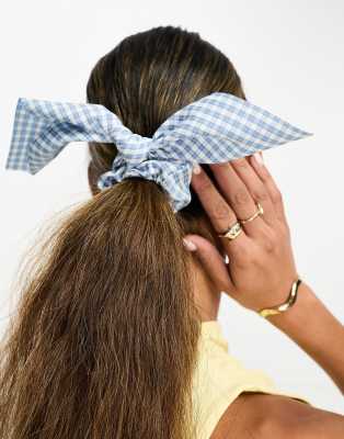 DesignB London - Scrunchie-Haargummi mit hellblauen Vichy-Karos und kleiner Schleife