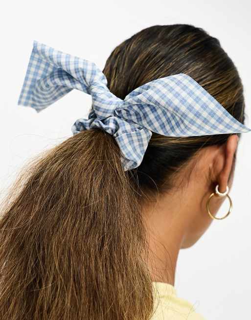 DesignB London – Scrunchie-Haargummi mit hellblauen Vichy-Karos und kleiner Schleife , 4 von 4