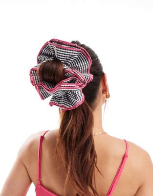 DesignB London - Scrunchie-Haargummi mit Vichy-Karos und rosa Kontrastnaht