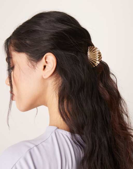 DesignB London sea shell hair claw clip in gold | ASOS