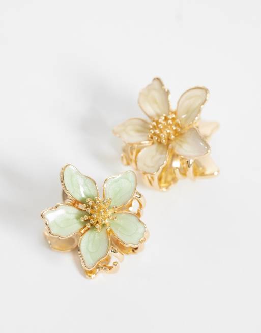 DesignB London - Set van 2 bloemvormige haarklemmen in groen en crème, 2 van 3