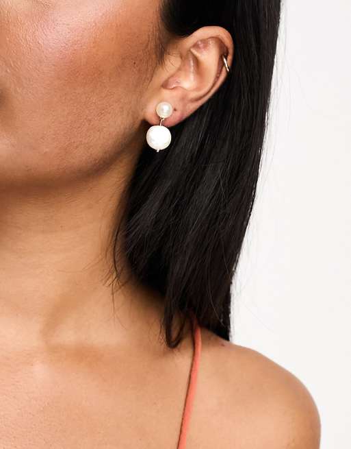 DesignB London short pearl drop earrings in gold