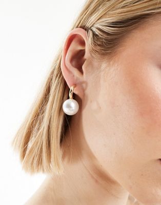 DesignB London short pearl earrings in gold